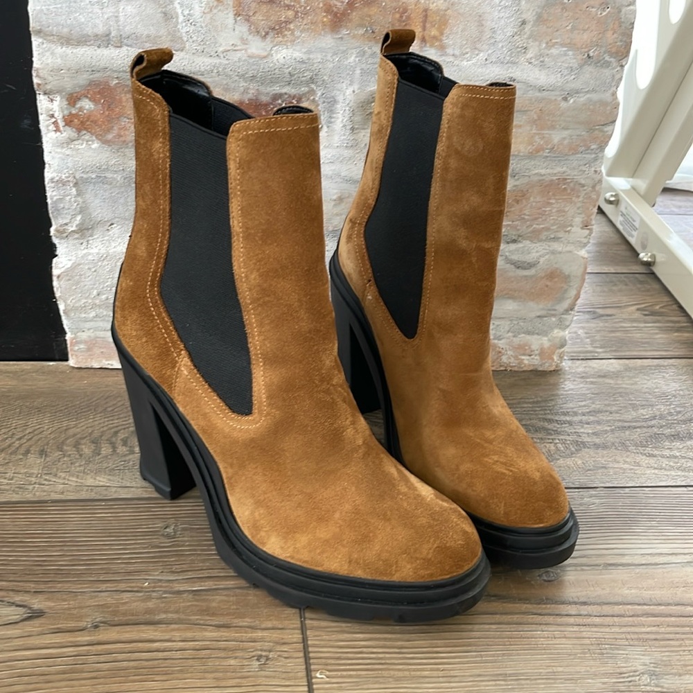 Marc Fischer Ramio Chelsea boot. Worn once. Excellent condition. Size 9